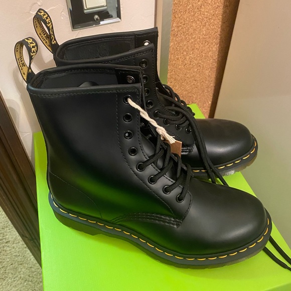 BRAND NEW DOCS - Picture 2 of 4